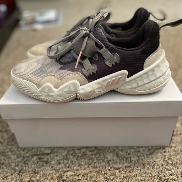 Trae Young 1 - Picture 7 of 7